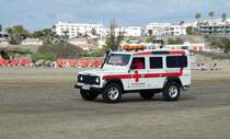 =Land Rover Defender der Strandwache des CRUZ ROJA, gesehen auf Gran Canaria im Januar 2017