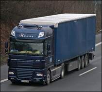 Dieser dunkelblaue DAF XF105.510 mit  SuperSpaceCab  besitzt eine Teilweise gelbe Lederausstattung, beleuchtete Seitenschutzrohre und 4 Drucklufth�rner.
