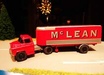 WIKING-US-Koffersattelzug CHEVROLET
Dieser schnuckelige US-Sattelzug mit CHEVY-Zugmaschine dürfte wohl in den
50er/60er Jahren auf den US-highways unterwegs gewesen sein......
hier als WIKING 1:87- Modell am 19.1.17