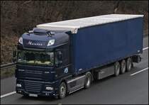 Dieser dunkelblaue DAF XF105.510 mit  SuperSpaceCab  besitzt eine Teilweise gelbe Lederausstattung, beleuchtete Seitenschutzrohre und 4 Drucklufth�rner.
