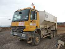 Mercedes-Benz Actros 3341 eingesetzt beim Bau der B50n, 24.04.2016