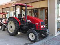 Başak Traktör 2060 bei einem Traktorenhändler in Inegöl, 3.4.2016 