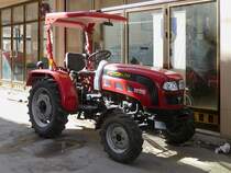 Foton FT-254 Kleintraktor bei einem Traktorenhändler in Inegöl, 3.4.2016 