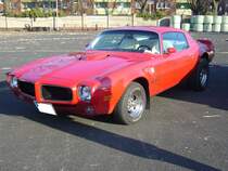 Pontiac Firebird des Modelljahres 1972. Der abgelichtete  Feuervogel  ist im Farbton cardinalred lackiert. Im Modelljahr 1972 konnte der Käufer zwischen etlichen Motorisierungen wählen. Es gab einen 6-Zylinderreihenmotor mit 4.1l Hubraum und drei V8-motoren mit 5.8l, 6.6l und 7.5l Hubraum zur Auswahl. Oldtimertreffen an Mo`s Bikertreff in Krefeld am 22.01.2017.