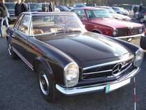 Mercedes Benz W113. 1963 - 1971. Über die  Pagode  wurde bereits soviel geschrieben, das ich hier nur ergänze, das es sich um einen 280 SL handelt. Der 6-Zylinderreihenmotor leistet aus 2778 cm³ Hubraum 170 PS. Oldtimertreffen Krefeld am 22.01.2017.