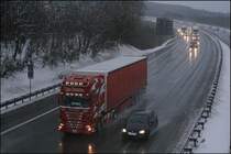 Hier sieht man den unterschied zwischen  normal  beleuchteten Fahrzeugen und  Kirmeskisten .... Standartm��ig ein SCANIA TOPLINE R580 V8. An Zusatzbeleuchtung sind verbaut Dachlampenb�gel mit 4 Scheinwerfer, Zwei Chromh�rner (vermutlich von Hadley), Seitenlichtleiste f�r den Spoiler am Fahrerhaus, Seitenschutzrohr mit LED&acute;s, wei�e LED&acute;s auf dem K�hlergrill in V-Form angeordnet, und Schriftzug  SUPER -> Super Turboaufladung. Im Innern sind Gardienen und so eingebaut worden und an der Frontscheibe wurde der Schriftzg  SCANIA V8 POWER  angebracht. Laut STVZO sind LED&acute;s im Stra�enverkehr nicht zul�ssig... Dennoch wird es gemacht;-)
