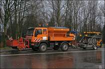 Portraitaufnahme: MAN LE10.220 mit angebautem Kehrbesen und fahrbarer Absperrtafel. (17.11.2008)
