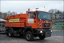 Der MAN 19.364, mit aufgebauten Streuautomaten, auf dem Platz der AM L�denscheid.
