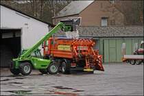 Verladeszene: Der MAN 19.364 wird vom Merlo Teleskoplader mit Salz beladen. (21.11.2008)
