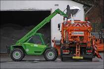 Verladeszene2: Mit dem Merlo Teleskoplader werden die Streuautomaten beladen. (21.11.2008)
