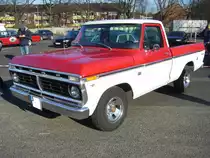 Ford F 100 der sechsten Serie, gebaut 1972 - 1975. Auch heute noch ist der F100 das meist verkaufte Auto in den USA. Diesen amerikanischen Lastesel konnte man wahlweise mit zwei
verschiedenen 6-Zylinderreihenmotoren oder sechs verschieden großen V8-motoren ordern. Oldtimer- Youngtimertreffen in Krefeld am 22.01.2017.