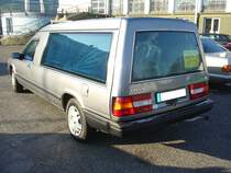 Heckansicht eines Bestattungsfahrzeuges auf Basis des Volvo 940. Oldtimer- Youngtimertreffen am 22.01.2017 in Krefeld.