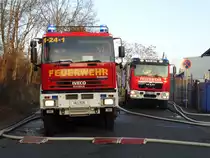 FF Hanau Mitte IVECO/Magirus TLF 24/50 und FF Maintal MAN TGM LF 20 (Florian Maintal 1/16/1) am 26.01.17 bei einen Großbrand in Maintal Bischofsheim
