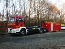 FF Hanau Mitte MAN TGA WLF (Florian Hanau 1/66/1) am 26.01.17 bei einen Großbrand in Maintal Bischofsheim 