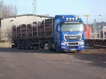 MAN Holztransporter brachte,am 26.Januar 2017,Holz zum Bahnhof in Bergen/Rügen.