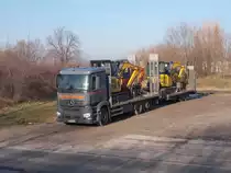 Mercedes Benz mit Baumaschinen hielt,am 28.Januar 2017,in Bergen/Rügen seine Wochenendruhe.
