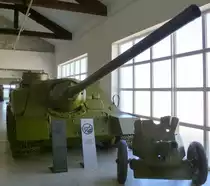 SU-100, sowjetischer Jagdpanzer, gebaut 1944-46, 12-Zyl.Diesel mit 500PS, Vmax.48Km/h, Milit�rmuseum Pivka/Slowenien, Juni 2016