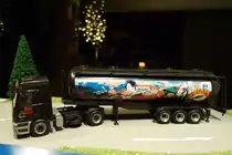 HERPA TANK-SATTELZUG MB-ACTROS  ASAM 
ziemlich seltenes Herpa-Modell eines bildschönen Tank-Sattelzuges MB-ACTROS L-SZ
mit  Geisha -Motiv auf dem Tank der Spedition ASAM,am 31.1.2017....