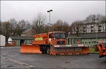 MAN 19.364 mit Front- und Seitenpflug. Der Beilhack-Autobahn-Schneepflug PV 43-A mit abklappbarer Erweiterungsschar an der linken Pflugseite ist ein f�nfschariger Schneepflug ( 4+1 ) mit einer R�umbreite von 4250mm. Mit dem Seitenschneepfluges PS 36-1C erweitert sich die Gesamtr�umbreite auf 6 Meter.