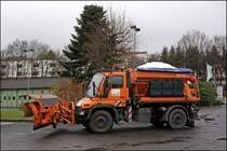U500 mit Schneepflug und Streuautomat wartet auf darauf das die Tankstelle frei wird. (21.11.2008)