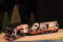 HERPA-VOLVO-TRUCK  JOHNNY CASH -
Der Herpa Truck mit Zugmaschine Volvo FH-GL-XL  Ring of Fire-JOHNNY CASH  ist 
natürlich ein MUSS für den Fan von Johnny Cash und seiner Musik.....

aber es gibt ihn doch tatsächlich auch in Real von der Spedition GESUKO,wie
auf YOUTUBE zu sehen...hoffentlich seh ich ihn mal auf einem
Autobahn-Rastplatz,um Fotos zu machen...hier am 4.2.2016
