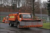 Atego 1928 wartet ebenfalls auf den Einsatz. Die Eisenketten am Pflug sollen vor �berm��igen Schneeverwirbelungen sch�tzen. (21.11.2008)