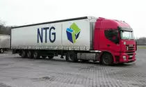 =Iveco 450 von NTG steht auf dem Autohof Fulda-Nord, 02-2017