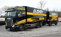 =MB Actros der Fahrschule HACKER steht auf dem Autohof Fulda-Nord, 02-2017