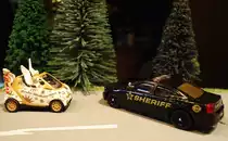 BUSCH-SMART UND BUSCH/RICKO-DODGE AM 6.2.2017
Tja,da ist unser  smarter  Weihnachtsengel doch tatsächlich vom Sheriff
gestoppt worden- und was wird der wohl gleich sagen??- Ihren Führerschein und
Fahrzeugschein bitte...Wir haben Sie angehalten,weil Sie statt der erlaubten 50km/h
mit 80km/h durch die Gegend gebrettert sind...und außerdem fahren Sie auch noch
entgegen der Fahrtrichtung!!! 
Und was wird unser Engel wohl antworten?? Ohne meinen Anwalt sage ich
nichts... -Fortsetzung dann im Dezember...:-)