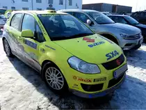 SUZUKI SX4, wirkt mit seiner Beklebung so richtig flott; 170204