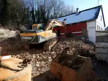 HYUNDAI 210LC-9, sowie Dieseltank,Schaufel und Abfuhrcontainer stehen bereit in Kürze das  Kultwirtshaus, Hafner´s  in Ried i.I. dem Erdboden gleichzumachen! anstelle soll nun hier ein moderner Wohnblock entstehen; 170205