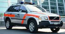Volvo-Polizeiwagen mit amerikanischem Sirenengejaule

Die Z�rcher Kantonspolizei f�hrt als erstes schweizerisches Polizeikorps einen „Testlauf“ mit amerikanischen Polizeisirenen durch. Der Versuch ist zeitlich befristet und vorl�ufig auf ein Jahr angesetzt. Wie mir die Kapo-Infostelle best�tigte, werden vorerst eine bestimmte Anzahl Polizeifahrzeuge, markierte wie zivile, mit dem System aus-, beziehungsweise nachger�stet. Grund f�r die Neuerung: Die US-Sirenen werden offenbar von Verkehrsteilnehmern besser wahrgenommen