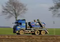 Mitzieher Volvo Absetzkipper, am 6.2.2017 auf der L 164 (ex B221) bei Übach - Palenberg
