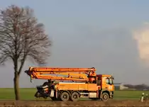 Mitzieher Schwing Betonpumpe des Bauunternehmer W.Dohmen , am 6.2.2017 auf der L 164 (ex B221) bei Übach - Palenberg