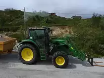 JohnDeere 6125R ausgerüstet mit Frontlader-H310, bei Geilo/N; 160717