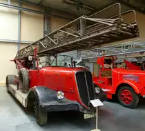 Delahaye 111-N, Feuerwehr mit 30m Magirus-Drehleiter von 1935, mit deutlichen Gebrauchsspuren, Feuerwehrmuseum Ferrette, Mai 2016