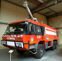 Mack-Renault 540, Flughafenfeuerwehr, von 1994-2015 im Dienst des Euro-Airport Basel-M�lhausen, L�schmitteltank mit 10100 Litern, Feuerwehrmuseum Ferrette, Mai 2016