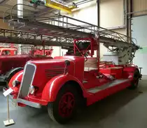 Renault, Feuerwehr mit Drehleiter von 1933 der Stadt Hagenau(Haguenau)/Elsa�, Feuerwehrmuseum Ferrette, Mai 2016 