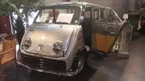 DKW Schnell-Laster Bus 3=6. 1955 - 1962. Als DKW F89L wurde der Schnell-Laster bereits 1949 vorgestellt. Der 3=6 war die letzte Modellreihe dieses markanten Transporters/Bus. Der
3-Zylinderreihenzweitaktmotor hat einen Hubraum von 896 cm³ und leistet 32 PS. Der abgelichtete Bus ist ein Rechtslenker, da er aus Südafrika reimportiert wurde. Essen-Kettwig am 11.02.2017.
