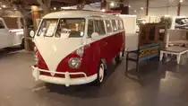 VW T1 Achtsitzer Sondermodell von 1964. Der abgelichtete Wagen ist mit den sogenannten Exportstoßstangen ausgerüstet. Der im Heck verbaute 4-Zylinderboxermotor leistet 42 PS aus 1493 cm³ Hubraum. Essen-Kettwig am 11.02.2017.