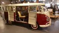 Profilansicht eines VW T1 Achtsitzer Sondermodell aus dem Jahr 1964. Essen-Kettwig am 11.02.2017.