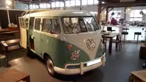 VW T1 Kombi des Modelljahres 1965. Der im Heck verbaute 4-Zylinderboxermotor leistet 42 PS aus 1493 cm³ Hubraum. Essen-Kettwig am 11.02.2017.