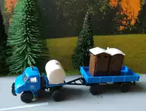 BREKINA-UNIMOG KLO-HÄUSCHEN-TRANSPORT-
Eine  abgefahrene  Angelegenheit-Brekina-Unimog mit Zwillingsbereifung auf der
Hinterachse und Anhänger mit Klo-Häuschen,am 12.2.2017....