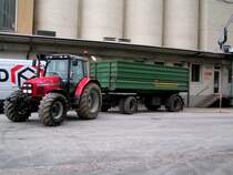 MF-6270 hat gerade mit einem Zweiachsh�nger Mais bei einer Lagerhausgenossenschaft abgeliefert; 081104