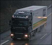 Ein DAF XF105.460 der Spedition H.P. SCHMITZ aus Euskirchen ist am 17.12.2008 in Richtung S�den unterwegs.