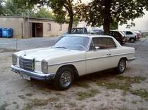 Ein Mercedes-Benz 250 Coupé der Baureihe W114, mit Ausstellfenstern (Bj. 1968-1976), ausgestattet mit etwas sonderartigen Felgen, gesehen am 10.8.2004 in Leipzig