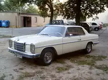 Ein Mercedes-Benz 250 Coupé der Baureihe W114, mit Ausstellfenstern (Bj. 1968-1976), ausgestattet mit etwas sonderartigen Felgen, gesehen am 10.8.2004 in Leipzig