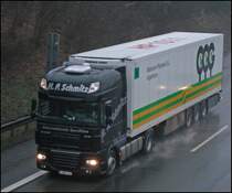 Ein DAF XF105.460 der Spedition H.P. SCHMITZ aus Euskirchen. Das im Jahr 1978 gegr�ndete Unternehmen setzt ca. 50 DAF Zugmaschinen ein und hat sich auf Lebensmittel-, Temperatur-, Industriegut-, Sicherheits- und Medikamentenlogistik spezialisiert. Spezialisiert haben sie sich auf den Verkehr nach Spanien, Portugal, �sterreich, Italien, England, D�nemark und Frankreich.