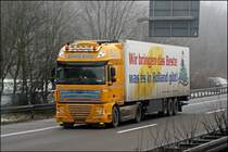 Ein niederl�ndischer DAF XF105.460(?) mit K�hlauflieger und der Aufschrift:  WIR BRINGEN DAS BESTE WAS ES IN HOLLAND GIBT!  ist am 16.12.2008 bei L�denscheid in Richtung Ruhrgebiet unterwegs. Die Zugmaschine ist  mal wieder  beleuchtet und der Fahrer hat wegen der Weihnachtszeit eine Girlande, mit kleinen Lichtern, auf das Amaturenbrett gelegt.