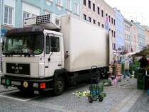 MAN 12.192 dient laut Aussage des Besitzers seit 1993 zur vollsten Zufriedenheit bei den Marktfahrten; hier Wochenmarkt Ried i.I.; 081223